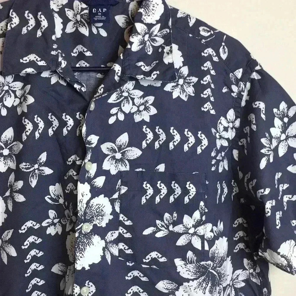 Gap Button up Short Sleeve Size Medium - Picture 2 of 5